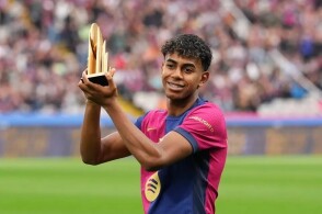 维尼修斯晒观看解放者杯决赛照片，随后庆祝母队弗拉门戈夺冠