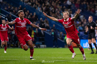 布斯克茨与阿尔巴现身迈阿密网球表演赛，为同胞阿卡助阵